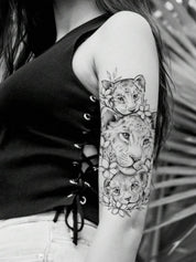 Beautiful temporary tattoo of a lion family with flowers. Elegant and detailed design. Perfect for showcasing a unique look. – Easy to apply and remove.