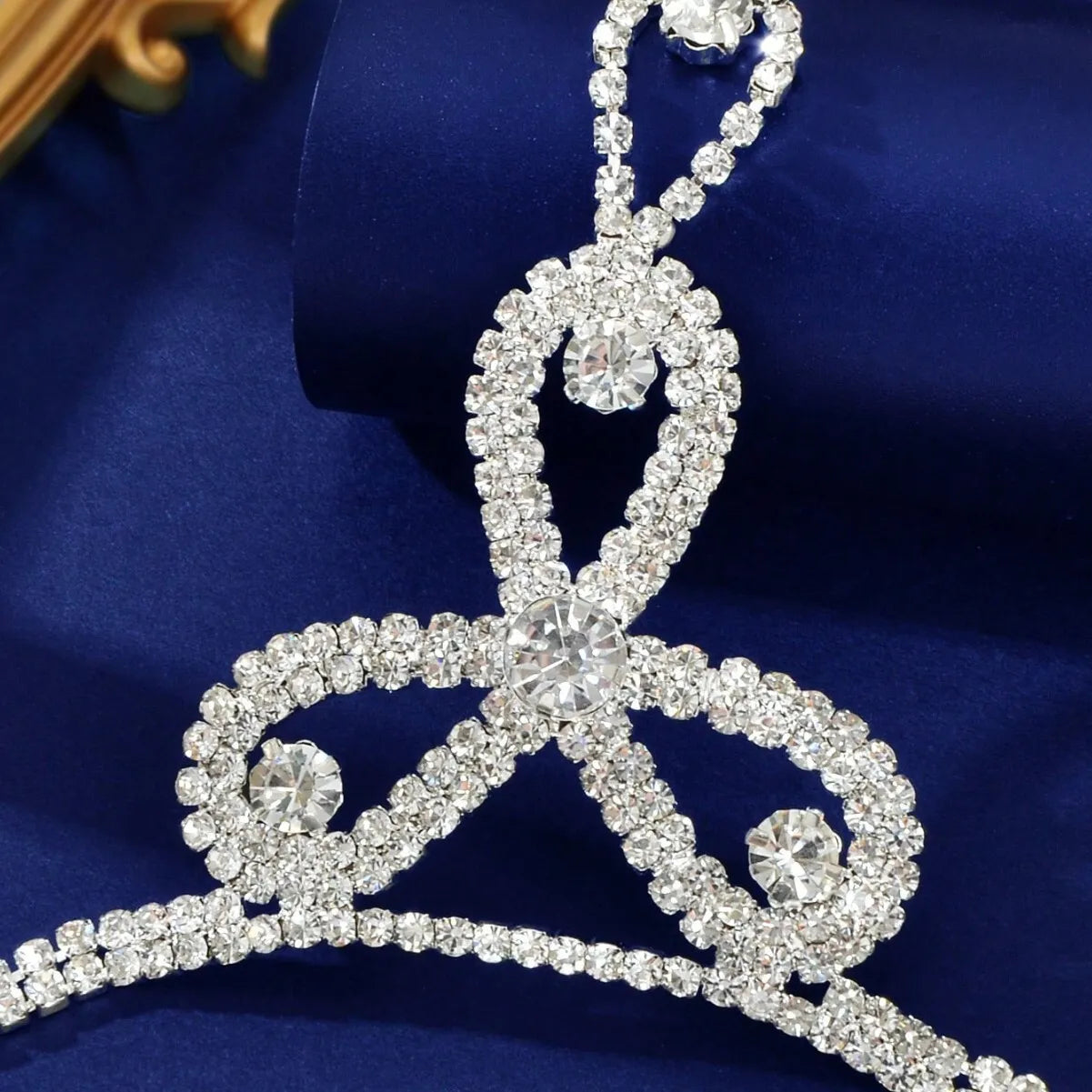 Designer Bracelets with Free Shipping – Luxury Fashion Bracelets, Sparkling Diamond-Studded Design, Elegant Jewelry, High-End Bracelets for Women, Wholesale.