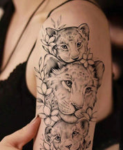 Beautiful temporary tattoo of a lion family with flowers. Elegant and detailed design. Perfect for showcasing a unique look. – Easy to apply and remove.