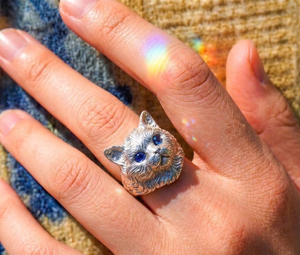 Cat ring with blue eyes