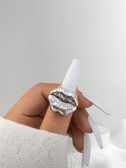 SHEIN 1pc silver Lips  Shaped Geometric Sexy Ring (SILVER)