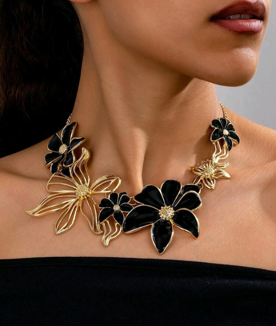 Necklace black flower
