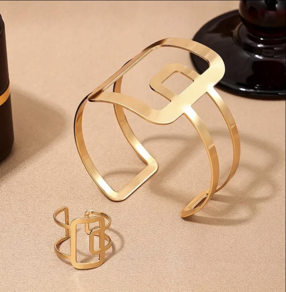 Elegant Geometric Gold Ring and Bracelet Set – Modern Minimalist Women’s Jewelry