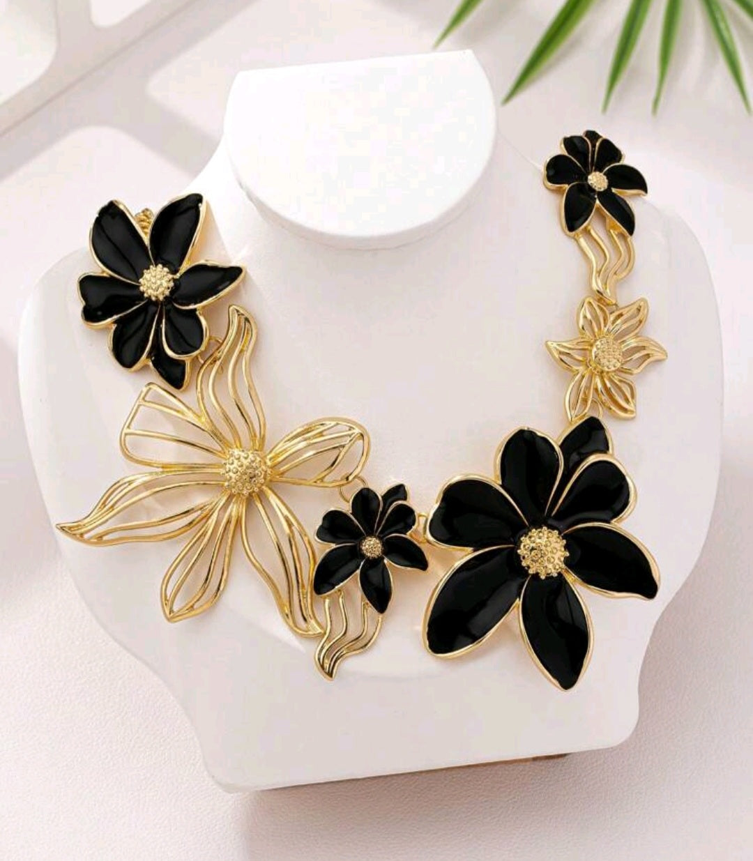 Necklace black flower
