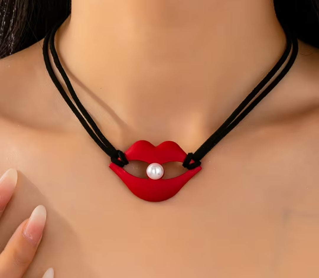 Lip Pendant Necklace – Elegant & Chic