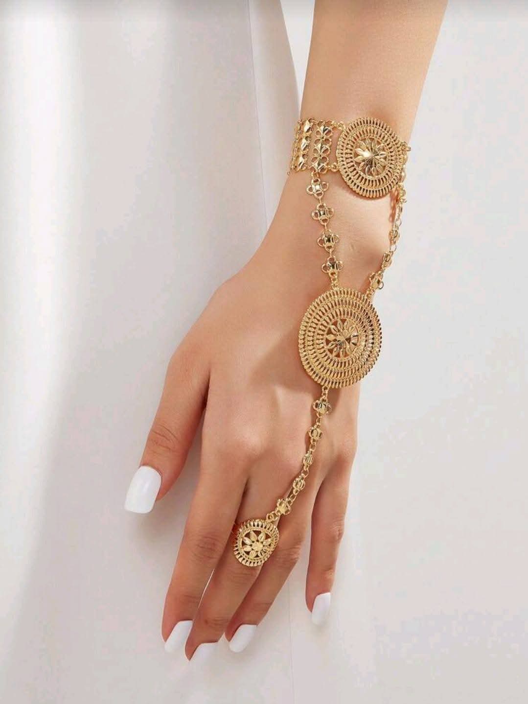 Vintage Gold Filigree Hand Chain Bracelet with Ring – Elegant Boho Jewelry