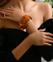 1pc Fashion Exaggerated Geometric Transparent Floral Resin Bangle Brown
