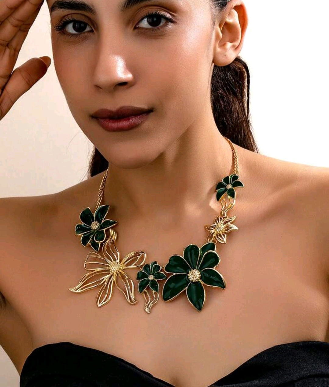 Necklace black flower